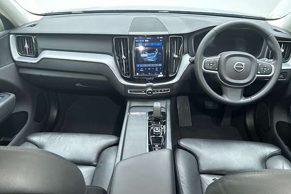 2022 Volvo XC60 B5 Momentum
