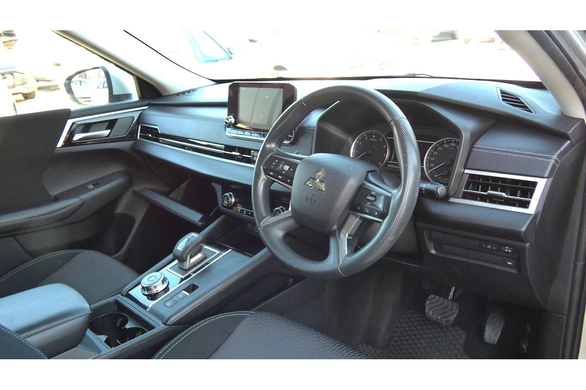 2023 Mitsubishi Outlander ES ZM