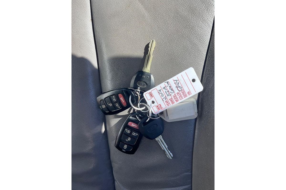 2014 Kia Grand Carnival Si VQ