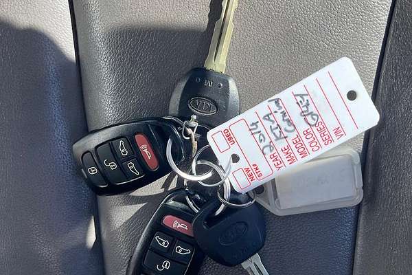 2014 Kia Grand Carnival Si VQ