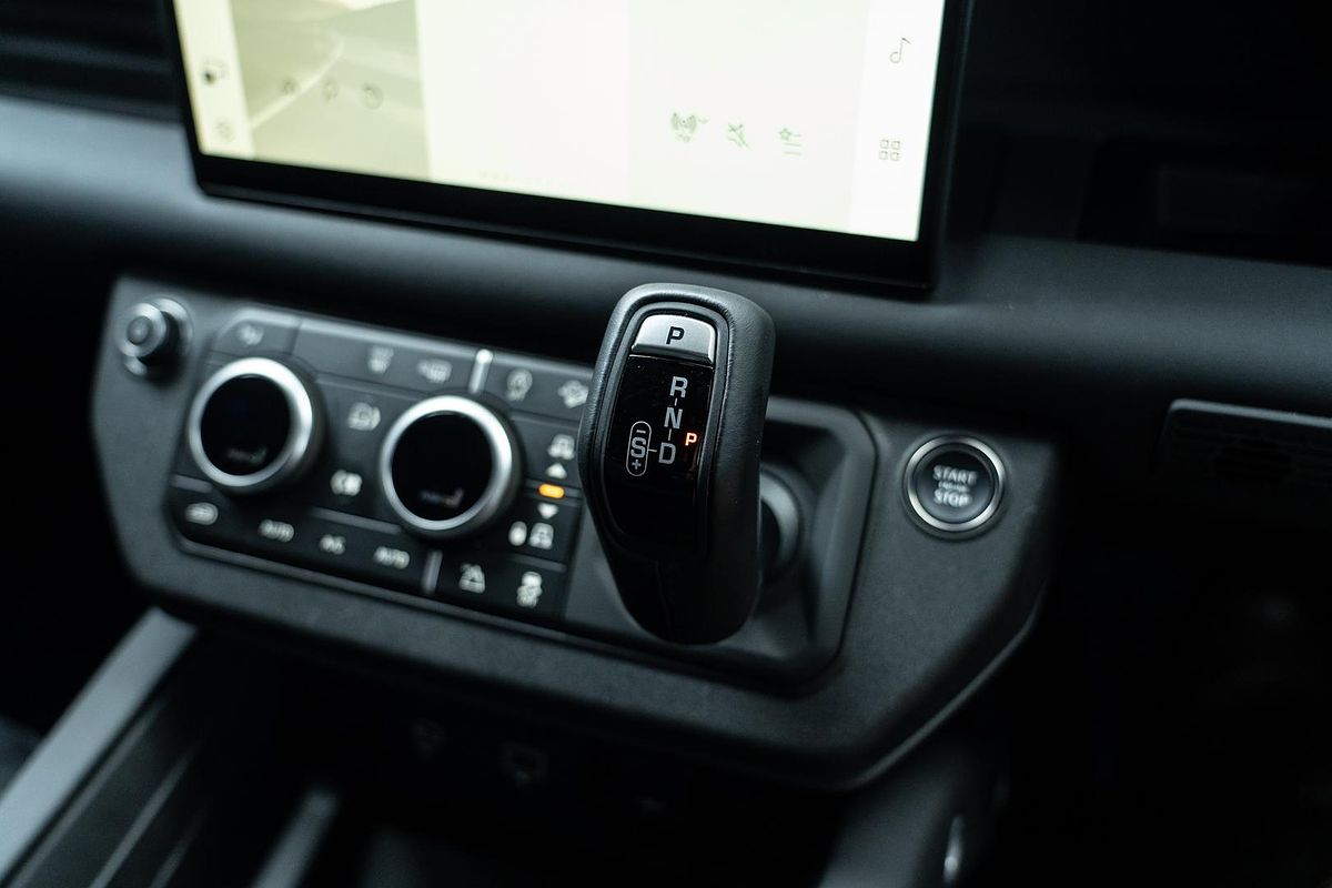 2024 Land Rover Defender 130 D300 X-Dynamic SE L663