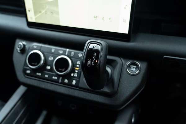 2024 Land Rover Defender 130 D300 X-Dynamic SE L663