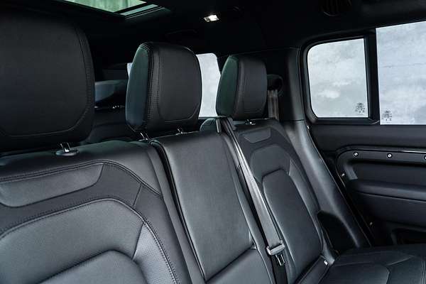 2024 Land Rover Defender 130 D300 X-Dynamic SE L663