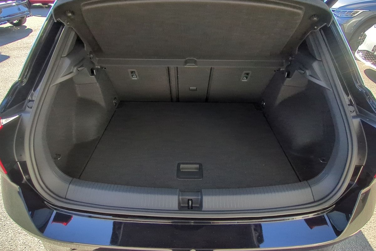 2025 Volkswagen T-Roc 140TSI R-Line D11