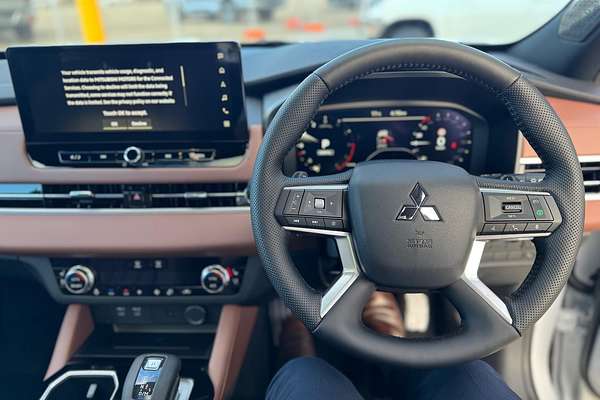 2025 Mitsubishi Outlander Exceed Tourer ZM