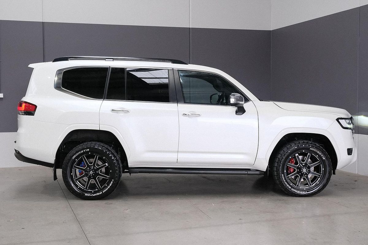 2022 Toyota Landcruiser Sahara FJA300R