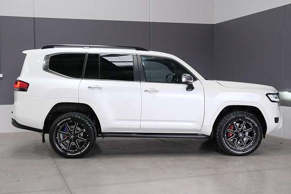 2022 Toyota Landcruiser Sahara FJA300R
