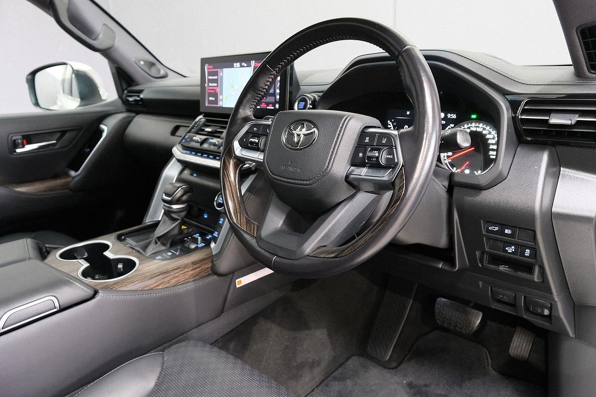 2022 Toyota Landcruiser Sahara FJA300R