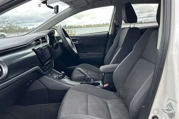 2016 Toyota Corolla Hybrid ZWE186R