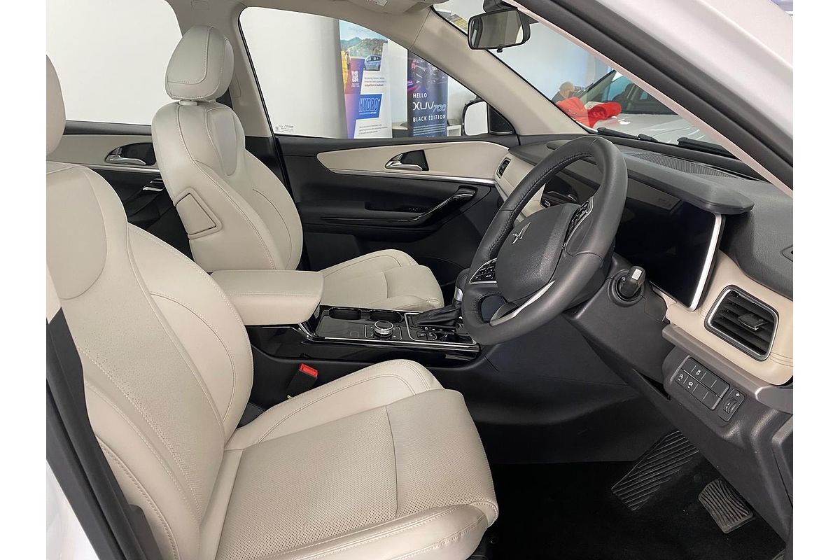 2024 Mahindra XUV700 AX7L