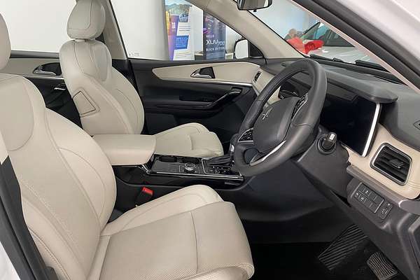 2024 Mahindra XUV700 AX7L