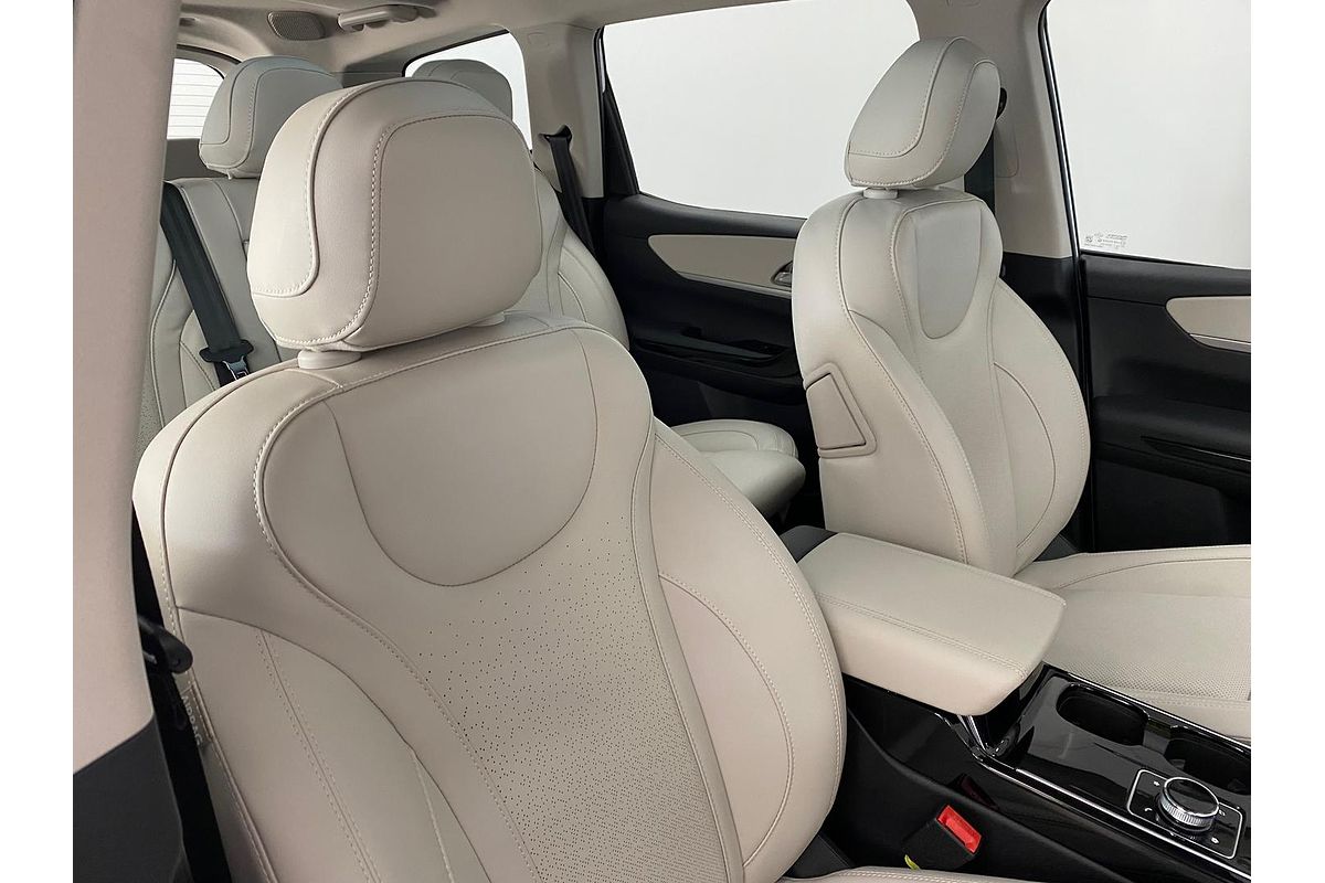 2024 Mahindra XUV700 AX7L