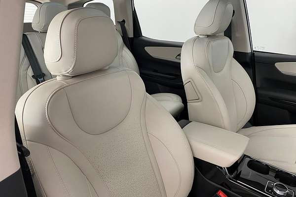 2024 Mahindra XUV700 AX7L