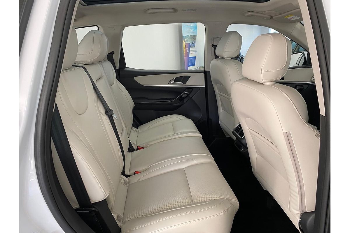 2024 Mahindra XUV700 AX7L