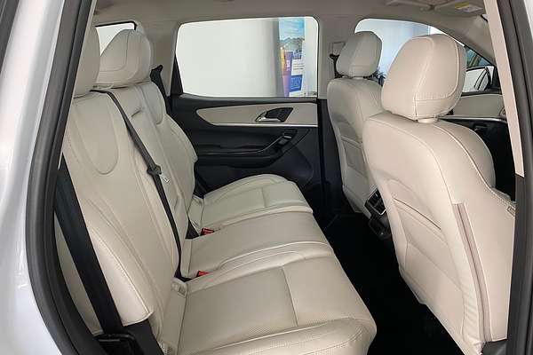 2024 Mahindra XUV700 AX7L