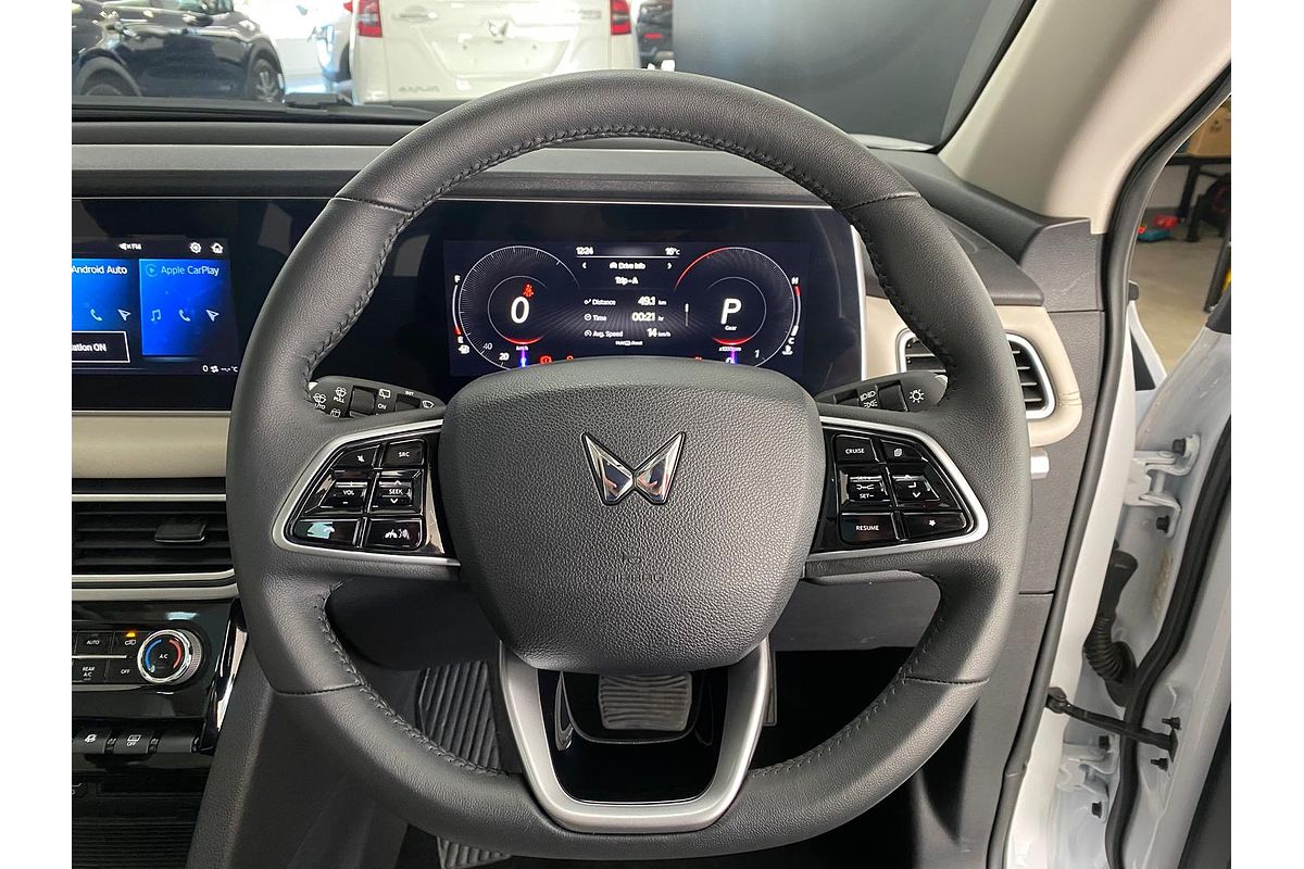 2024 Mahindra XUV700 AX7L