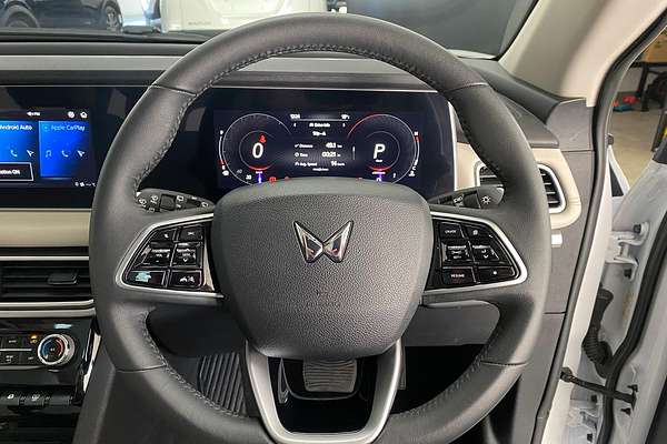 2024 Mahindra XUV700 AX7L