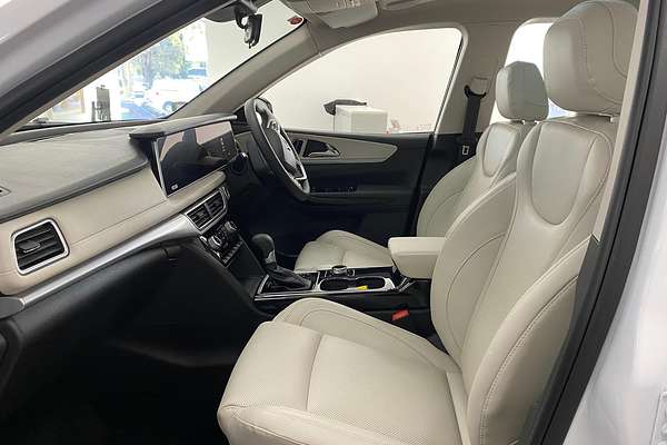 2024 Mahindra XUV700 AX7L