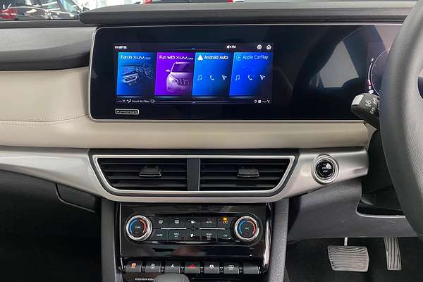 2024 Mahindra XUV700 AX7L