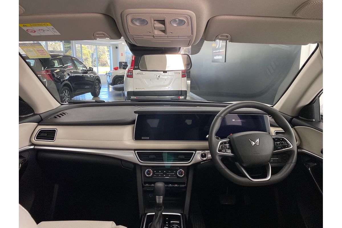 2024 Mahindra XUV700 AX7L
