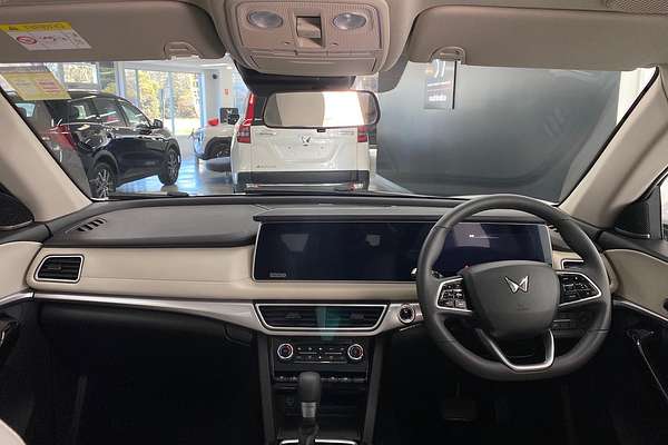 2024 Mahindra XUV700 AX7L