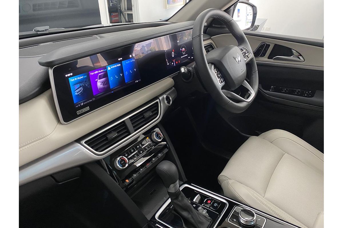 2024 Mahindra XUV700 AX7L
