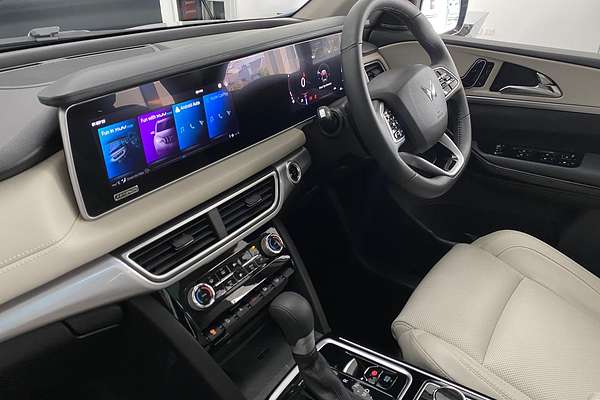 2024 Mahindra XUV700 AX7L