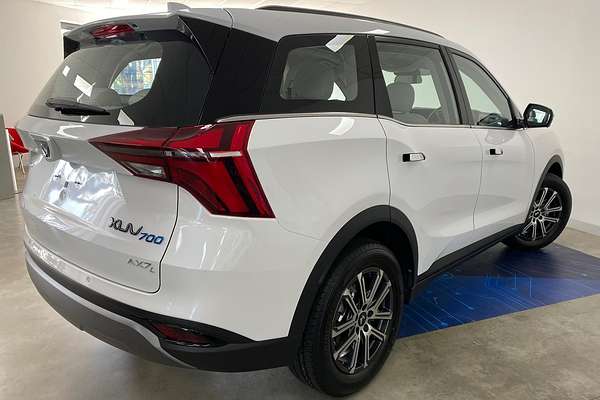 2024 Mahindra XUV700 AX7L