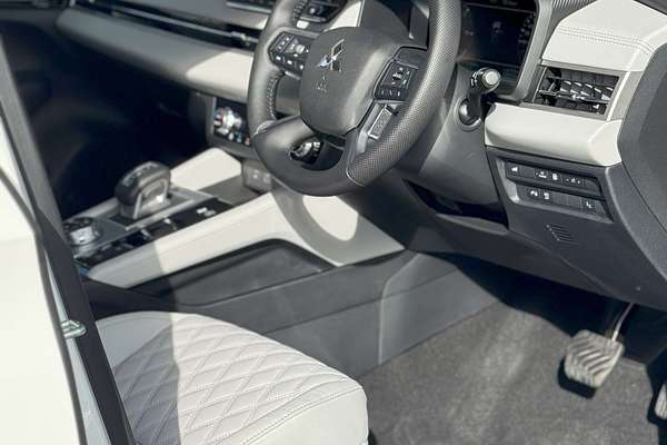 2024 Mitsubishi Outlander PHEV Exceed ZM
