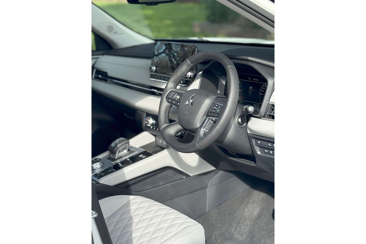 2024 Mitsubishi Outlander PHEV Exceed ZM