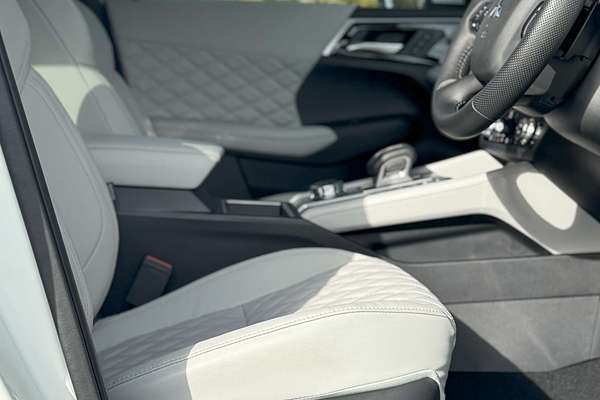 2024 Mitsubishi Outlander PHEV Exceed ZM