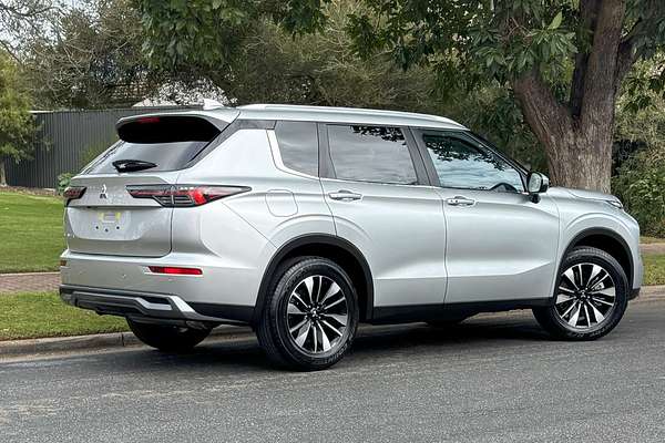 2025 Mitsubishi Outlander LS ZM