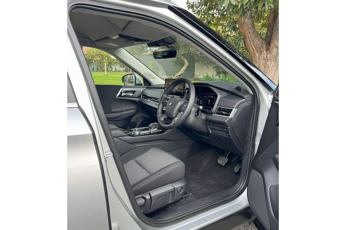 2025 Mitsubishi Outlander LS ZM