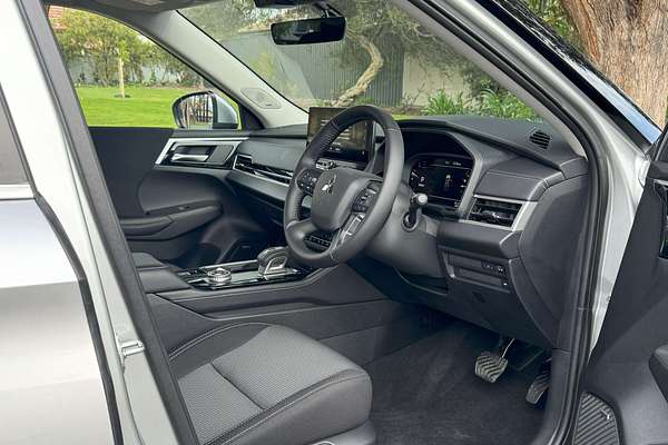 2025 Mitsubishi Outlander LS ZM