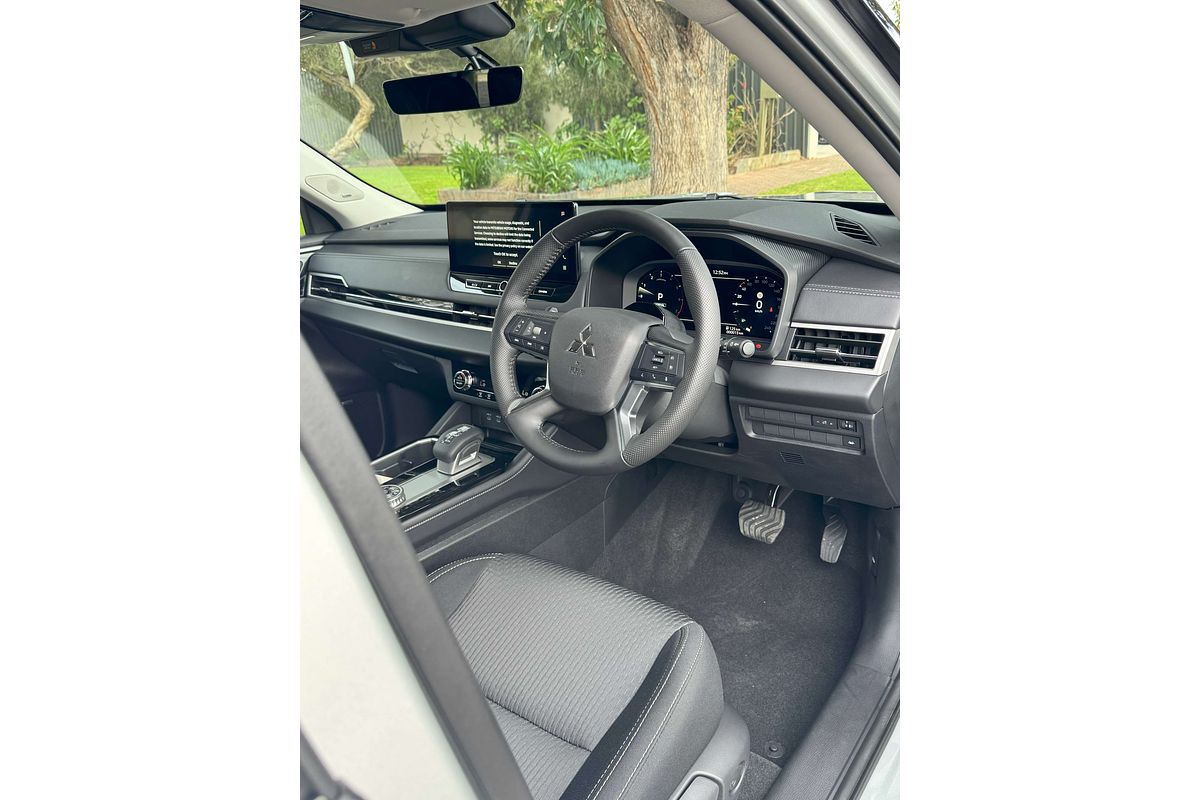2025 Mitsubishi Outlander LS ZM