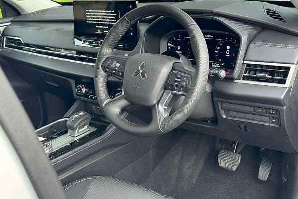 2025 Mitsubishi Outlander LS ZM