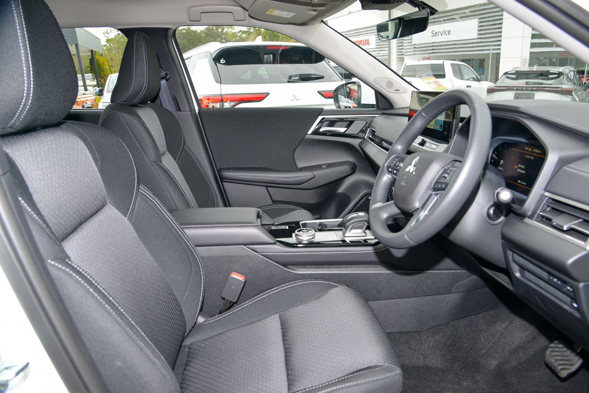 2025 Mitsubishi Outlander ES ZM