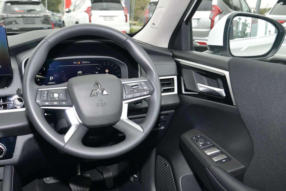 2025 Mitsubishi Outlander ES ZM