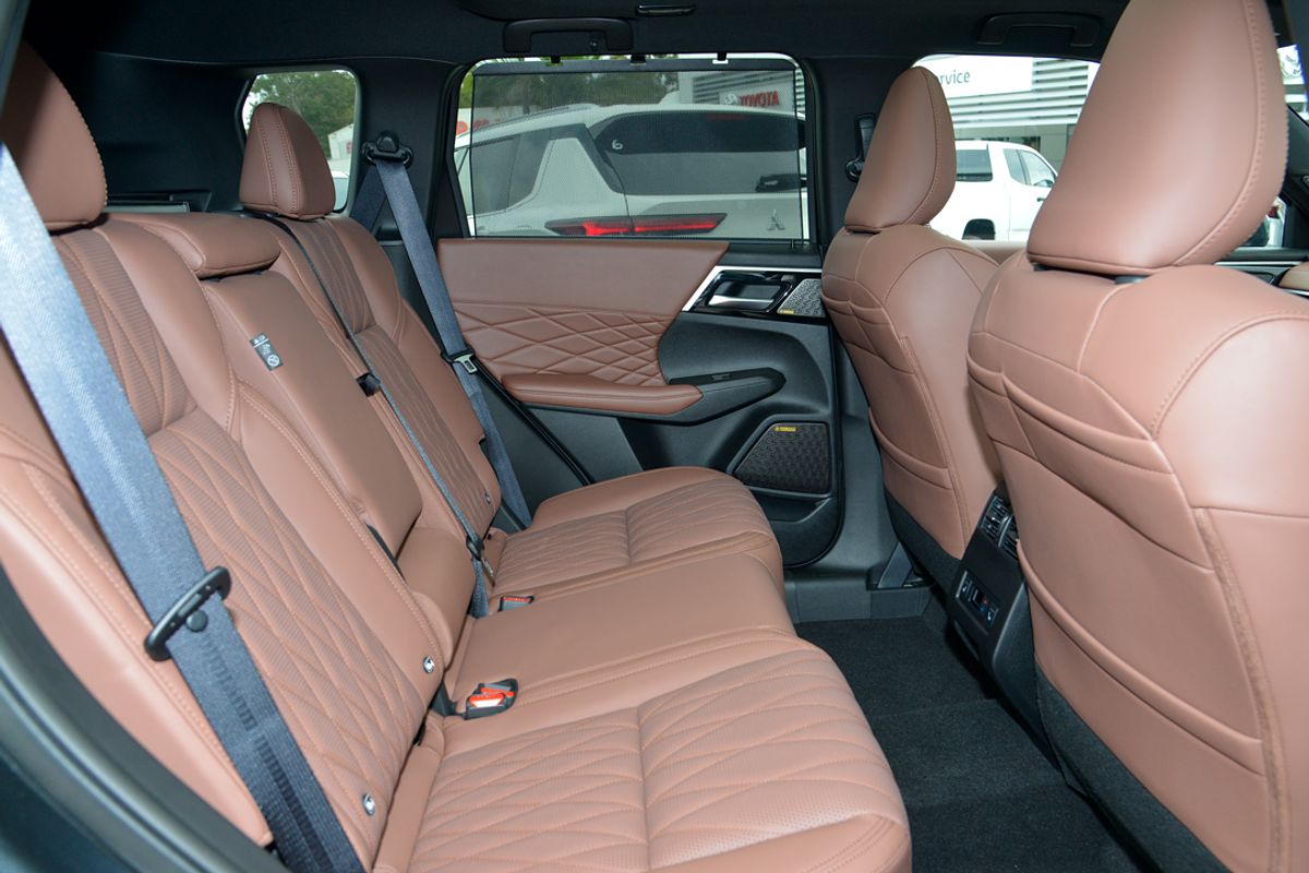 2025 Mitsubishi Outlander Exceed Tourer ZM