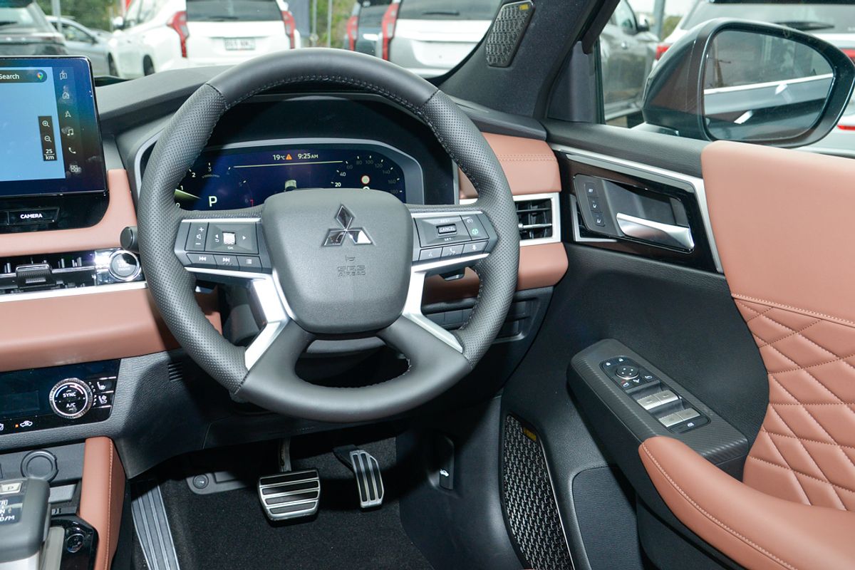 2025 Mitsubishi Outlander Exceed Tourer ZM