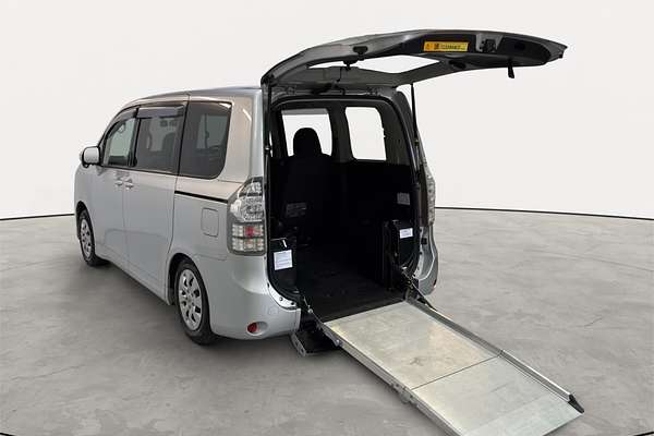 2013 Toyota Voxy