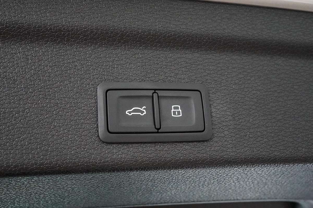2020 Audi Q3 35 TFSI S line F3