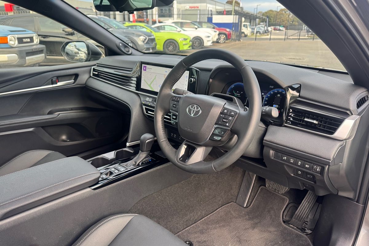 2025 Toyota Camry SL AXVH80R