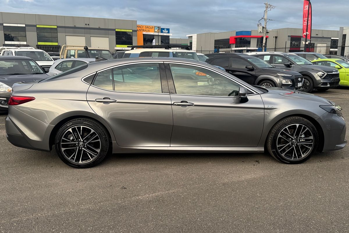 2025 Toyota Camry SL AXVH80R