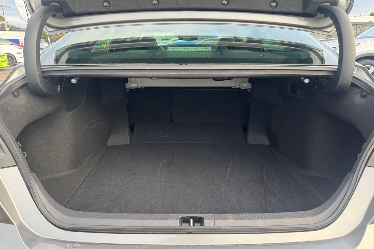 2025 Toyota Camry SL AXVH80R