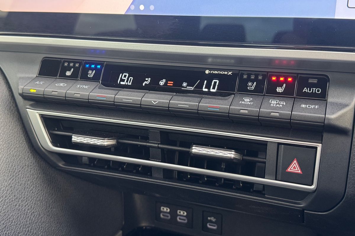 2025 Toyota Camry SL AXVH80R