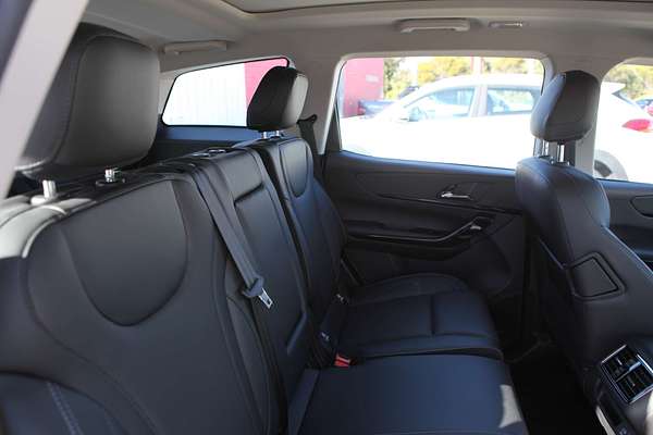 2025 Mahindra XUV700 AX7L