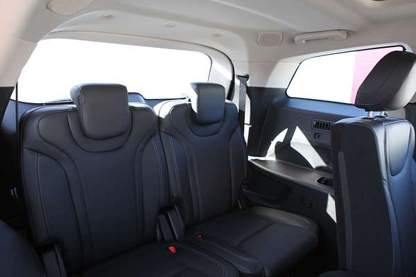 2025 Mahindra XUV700 AX7L