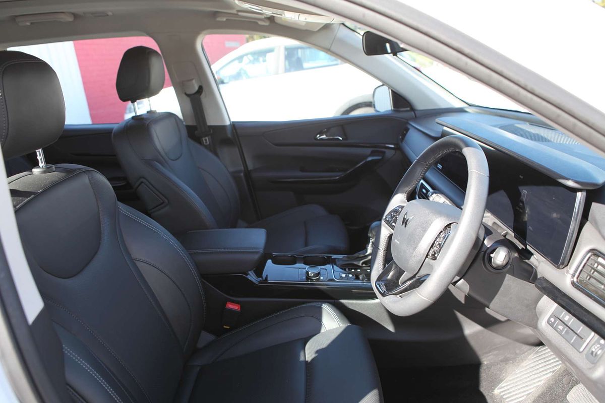 2025 Mahindra XUV700 AX7L