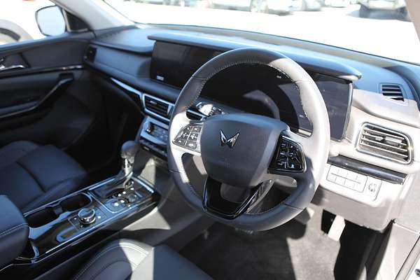 2025 Mahindra XUV700 AX7L